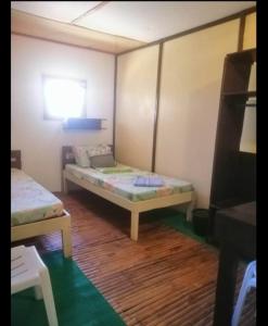 Postel nebo postele na pokoji v ubytování Barkada Aircon Room