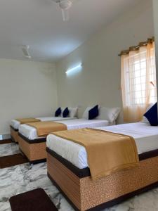 Postel nebo postele na pokoji v ubytování DSS HOME STAY Just 500 Meter Girivalam Road