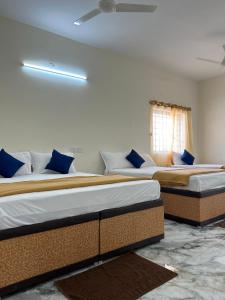 Postel nebo postele na pokoji v ubytování DSS HOME STAY Just 500 Meter Girivalam Road