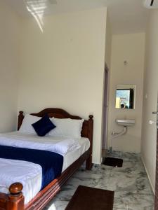 Postel nebo postele na pokoji v ubytování DSS HOME STAY Just 500 Meter Girivalam Road