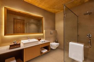 Koupelna v ubytování Baragarh Resort & Spa, Manali- IHCL SeleQtions + 27 fotografií