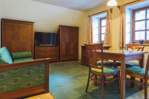 什平德萊魯夫姆林的住宿－濱海公寓，客厅配有桌椅和电视。