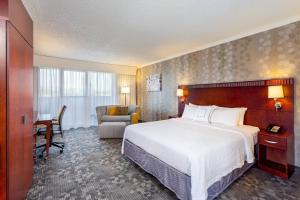 a hotel room with a bed and a chair at Courtyard Fairfield Napa Valley Area in Fairfield +15 photos