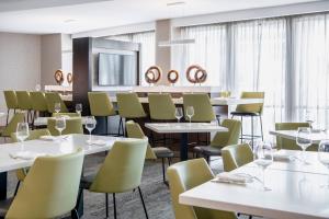 Posezení v ubytování Courtyard by Marriott Edmonton West