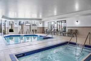 Bazén v ubytování Courtyard by Marriott Edmonton West nebo v jeho okolí