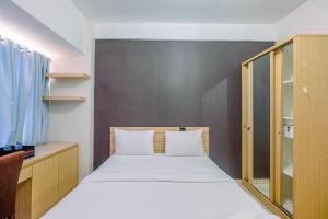 Ένα ή περισσότερα κρεβάτια σε δωμάτιο στο Comfy and Modern Margonda Residence 5 Studio Apartment By Travelio +17 φωτογραφίες