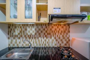 Η κουζίνα ή μικρή κουζίνα στο Comfy and Modern Margonda Residence 5 Studio Apartment By Travelio