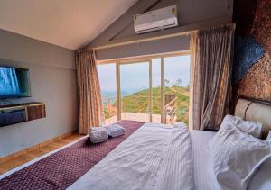 Postel nebo postele na pokoji v ubytování Irish County Vagamon Pool Resort by VOYE HOMES