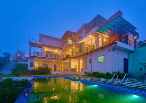 Bazén v ubytování Irish County Vagamon Pool Resort by VOYE HOMES nebo v jeho okolí