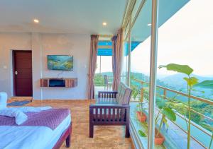 Postel nebo postele na pokoji v ubytování Irish County Vagamon Pool Resort by VOYE HOMES