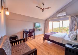 Postel nebo postele na pokoji v ubytování Irish County Vagamon Pool Resort by VOYE HOMES