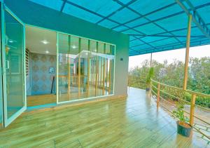 Balkón nebo terasa v ubytování Irish County Vagamon Pool Resort by VOYE HOMES