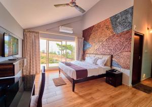 Postel nebo postele na pokoji v ubytování Irish County Vagamon Pool Resort by VOYE HOMES + 37 fotografií