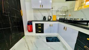 チェンナイにあるOyster Stay - 3BHK - Luxury Apartmentの大理石フロアのキッチン(白いキャビネット付) +35枚の写真