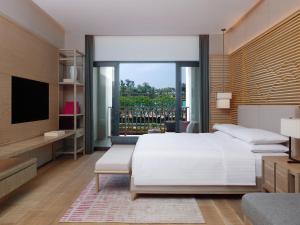Postel nebo postele na pokoji v ubytování Shenzhen Marriott Hotel Golden Bay