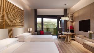 Postel nebo postele na pokoji v ubytování Shenzhen Marriott Hotel Golden Bay