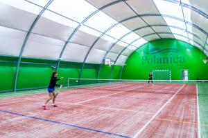Tenis alebo squash v ubytovaní Hotel Polanica Resort & Spa alebo jeho okolí