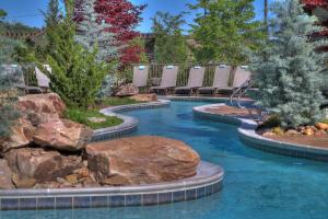 Bazén v ubytování Courtyard by Marriott Pigeon Forge nebo v jeho okolí