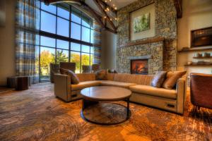 Posezení v ubytování Courtyard by Marriott Pigeon Forge