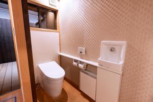 Un baño pequeño con inodoro y lavabo. en Rinn Rokujo Machiya, en Kioto 16 fotos más