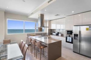 Η κουζίνα ή μικρή κουζίνα στο Beach View - Royal Beach View 2BR condo - LV509