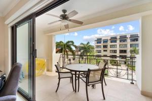 Un comedor con mesa y sillas y un balcón. en PC312 - Pool View - 1BR Perfect for a couple - Close to Palm Beach, en Palm-Eagle Beach