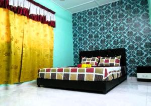 a bedroom with a bed with yellow and blue walls at NO DEPOSIT - BIG Home 2-sty Terrace Near World Theme Park Hot Springs & Night Park max 6person in Ipoh
