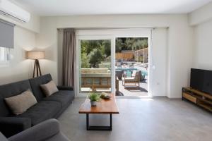 ニキアナにあるVALAGRON VILLAS NIKIANAのソファとテーブルのあるリビングルーム