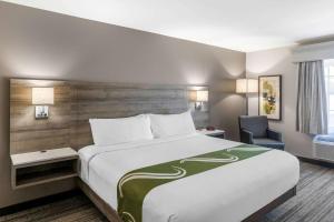 Postel nebo postele na pokoji v ubytování Quality Inn & Suites Amsterdam
