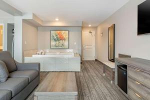 Kuchyň nebo kuchyňský kout v ubytování Quality Inn & Suites Amsterdam