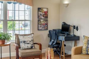 TV a/nebo společenská místnost v ubytování Quality Inn & Suites Amsterdam