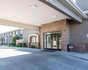ウエスト・バレーシティにあるSleep Inn West Valley City - Salt Lake City Southの建物内のガラス戸建て +13枚の写真