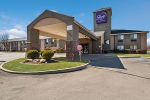 ウエスト・バレーシティにあるSleep Inn West Valley City - Salt Lake City Southの目の前に止め看板がある建物