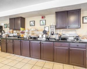 ウエスト・バレーシティにあるSleep Inn West Valley City - Salt Lake City Southの広いキッチン(ダークブラウンのキャビネット、電化製品付)