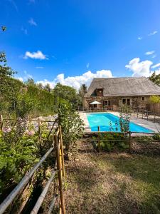 an image of a house with a swimming pool at Gîte le relais de la diligence in Le Lardin-Saint-Lazare