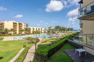 Bazén v ubytování Beachfront - Ambiente Elegante 2BR condo - BC256 nebo v jeho okolí