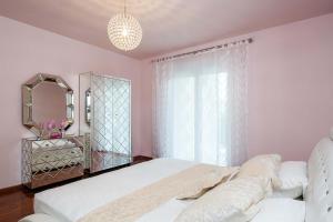 Posteľ alebo postele v izbe v ubytovaní Villa De Luxe