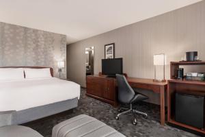 a hotel room with a bed and a desk with a computer at Courtyard by Marriott San Jose South/Morgan Hill in Morgan Hill +19 photos