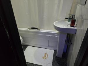 Koupelna v ubytování Crasto Suites