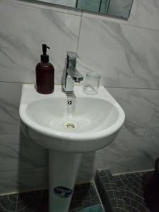 Koupelna v ubytování Crasto Suites