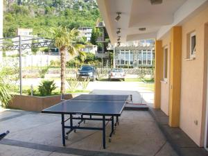 a ping pong table in the middle of a patio at Vila Laguna in Sutomore