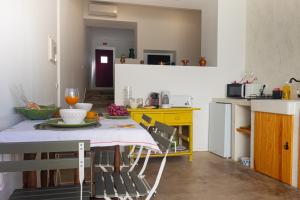 a kitchen with a table and chairs in a room at Casa da Xica - Casinhas com Alma in Torrão