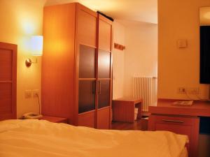 Postel nebo postele na pokoji v ubytování Hotel Dolomiti Chalet