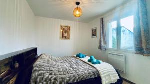 sypialnia z łóżkiem, na którym leżą dwa misie w obiekcie Rendez-vous au soleil de Provence - gite 4 personnes 80m2 - coin jardin - climatisation w mieście Cheval-Blanc