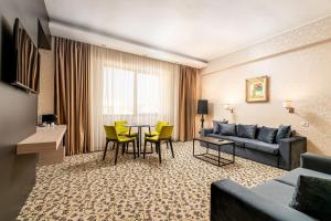 Posezení v ubytování Crystal Palace Hotel