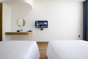 Ліжко або ліжка в номері FIRST Studio Hotel Da Nang