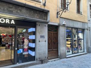 frente a una tienda con una puerta de madera en una calle en Appartamento Perla, en Aosta