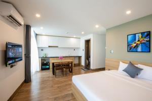 Ліжко або ліжка в номері FIRST Studio Hotel Da Nang