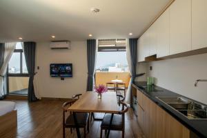 Кухня або міні-кухня у FIRST Studio Hotel Da Nang