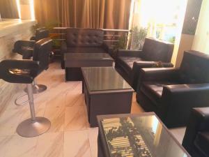 uma sala de estar com sofás, cadeiras e uma mesa em The Bohemian Lounge and hotel em Lekki